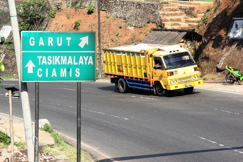 On the road to Garut, Java Indonesia.jpg - Indonesia Java. On the road to Garut